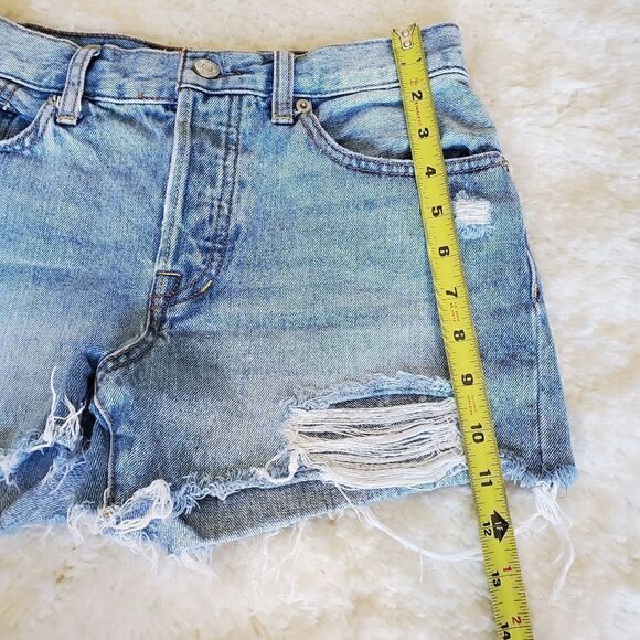 We The Free Women's Short Shorts Size 26 Regulas Distressed - Picture 2 of 6